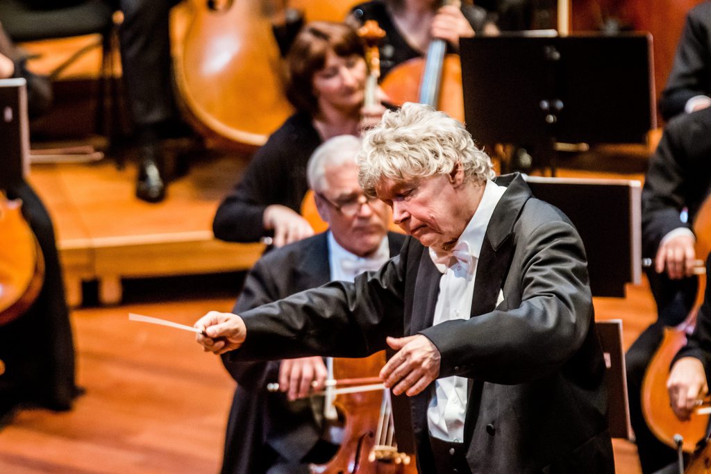 Kocsis Zoltán zongoraművész, karmester vezényli a Nemzeti Filharmonikusok koncertjét a Müpában 2016. május 12-én este.