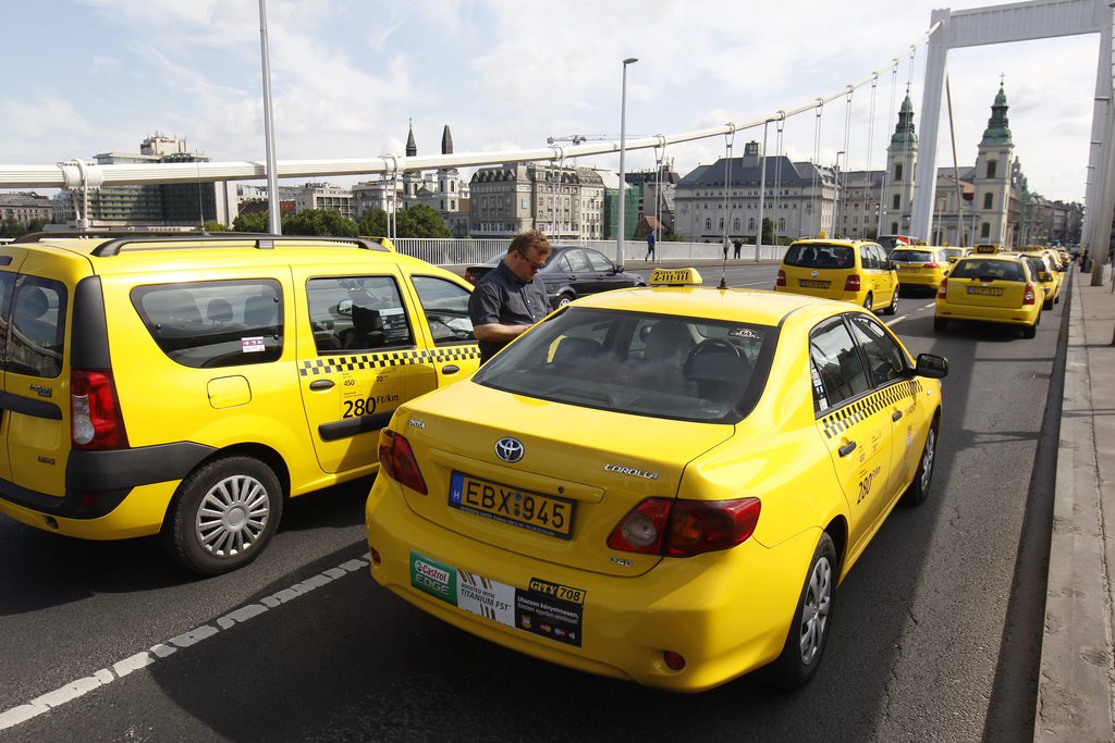 Taxisok tüntetése az Erzsébet hídon. MTI Fotó: Szigetváry Zsolt