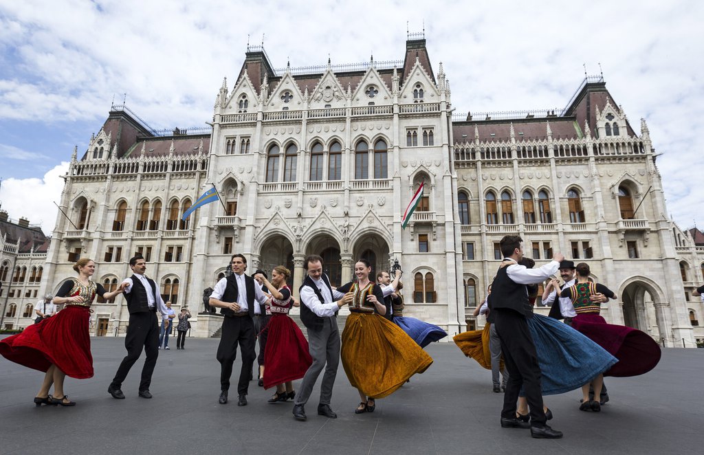 "Köz-tánc" a Magyar Nemzeti Táncegyüttes és a budakalászi Lenvirág Együttes közreműködésével a Parlament előtt. MTI fotó: Szigetvári Zsolt