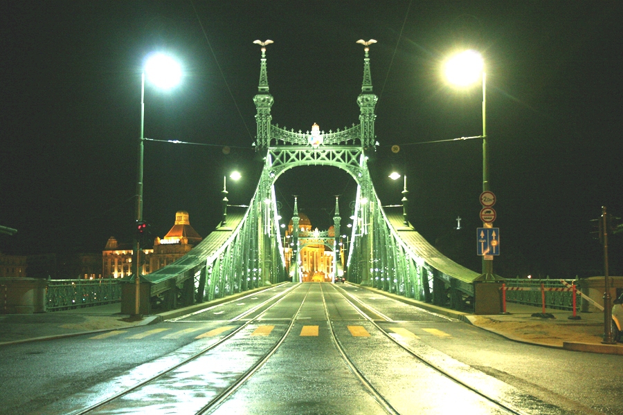 Éjjel-nappali ilyen kihalt lesz a híd egész nyáron - Népszava fotó