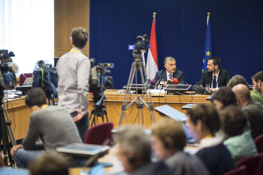 Orbán Viktor és sajtófőnöke, Havasi Bertalan Brüsszelben is olyan egyértelműen válaszoltak a kérdésekre, mint itthon FOTÓ: MTI/SZECSŐDI BALÁZS