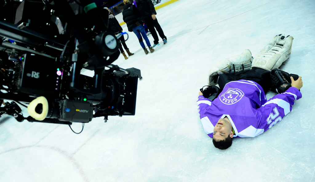 A főszereplő, Szalay Bence a jégen elterült, miután megsérült a „tömegverekedésben”