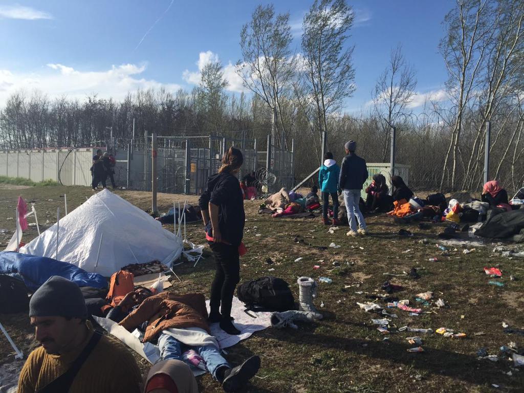 2016. március 31.: Menekültek Röszkénél, a határ szerb oldalán: napokat, heteket várnak, hogy bejussanak a magyar tranzitzónábaFOTÓ: LYDIA GALL/HUMAN RIGHTS WATCH