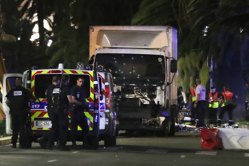 A kamion, amellyel a merénylő a tömegbe hajtott – immár rendőrök gyűrűjében, a borzalmas akció után FOTÓ: GETTY IMAGES/AFP