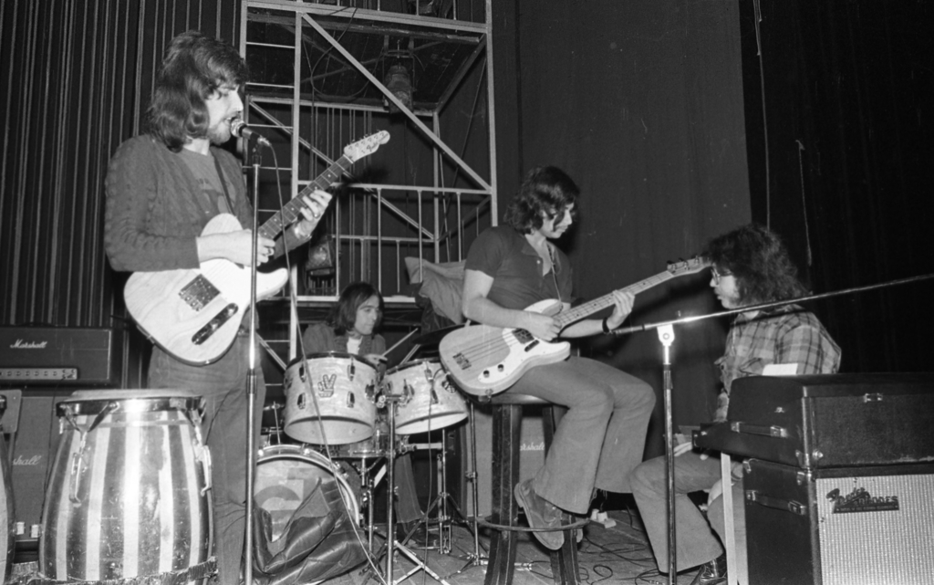 1973 - Vígszínház, az LGT együttes, mint a Képzelt riport egy amerikai popfesztiválról című musical előadásának zenekara: Barta Tamás, Laux József, Somló Tamás, Presser Gábor.