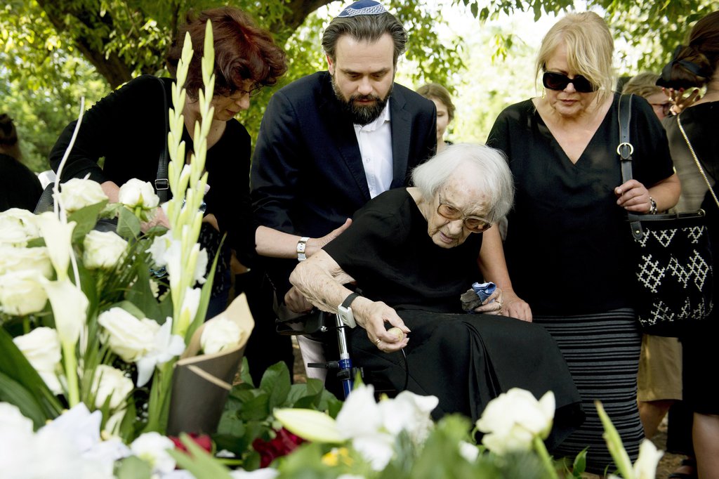 Somló Tamás édesanyja a temetésen. MTI Fotó: Koszticsák Szilárd