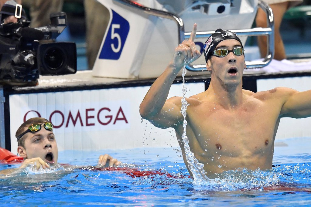 A győztes amerikai Michael Phelps és a harmadik helyezett Kenderesi Tamás a célban  Fotó: MTI/Illyés Tibor