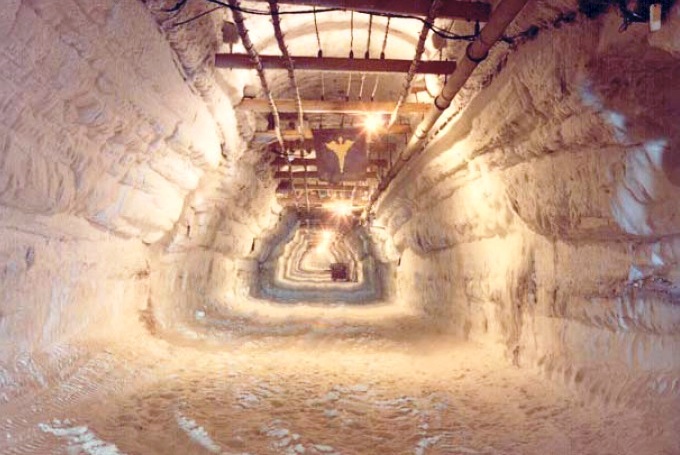 A Camp Century mélyére vezető, 400 méteres alagút 1964-ben. Több mint 12 ezer méternyi oldalirányú vájat ágazott el a főalagútból