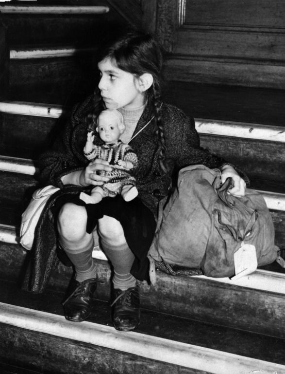 Ahogy régebben is - 1938: a fáradt és árva 8 éves zsidó Josepha Salmon, aki egy gyerektranszport tagjaként hamarosan útnak indul Németországból Nagy-Britanniába