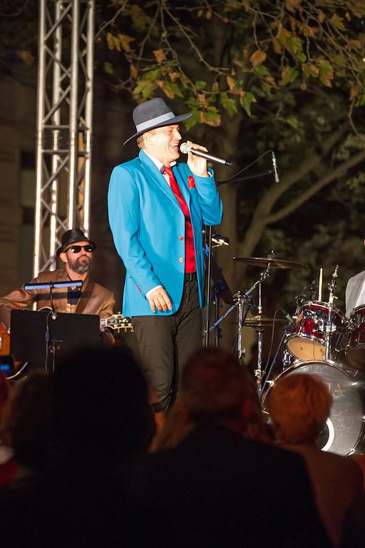 Homonnay Zsolt énekel a Színházak éjszakája rendezvényen a Budapesti Operettszínház előtti színpadon a Nagymező utcában. MTI Fotó: Lakatos Péter