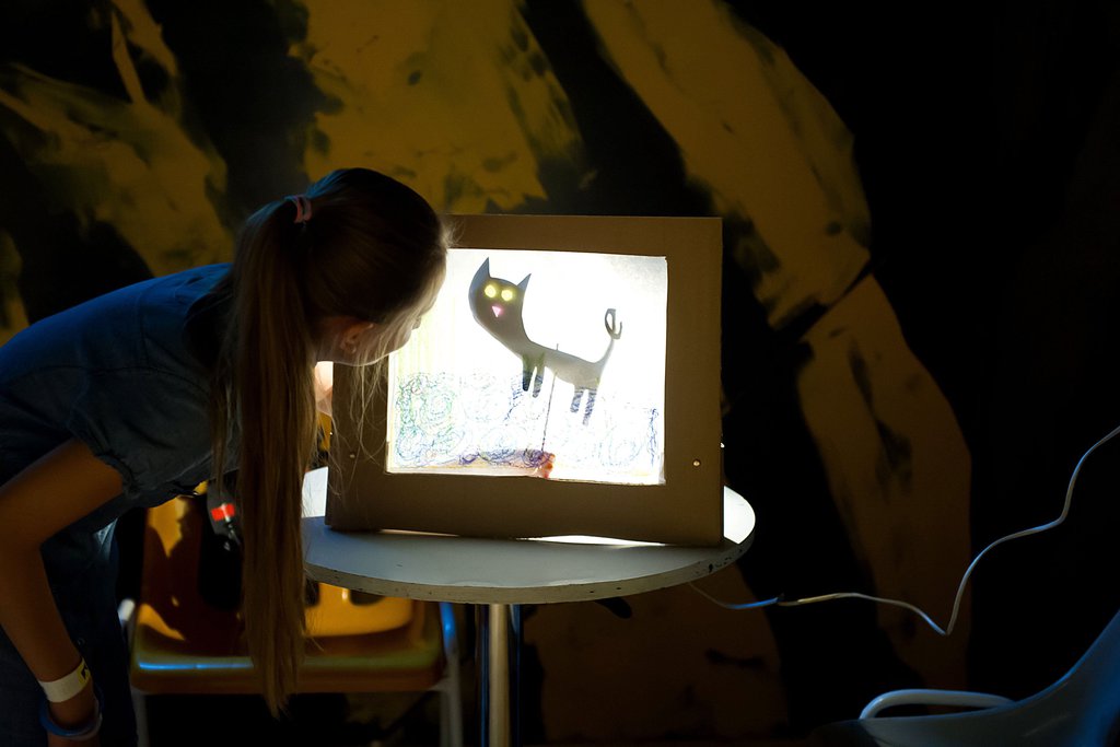 Az árnyékszínház technikájával ismerkedik egy lány a fővárosi Jurányi Produkciós Közösségi Inkubátorházban. MTI Fotó: Lakatos Péter