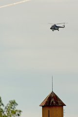 A szolnoki légi kutató-mentő szolgálat helikoptere légi felderítést végzett a Gödöllő és Isaszeg közötti terület felett. MTI Fotó: Lakatos Péter