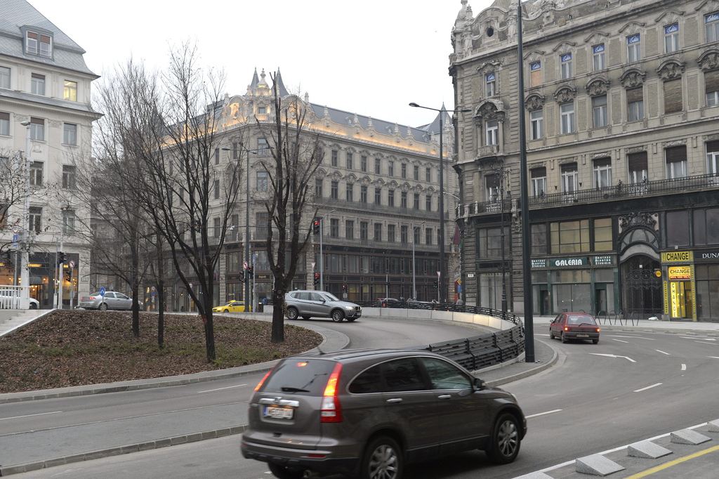 A felhajtó átadásával a híd alatti parkoló is használhatóvá vált. Fotó: Soós Lajos/MTI