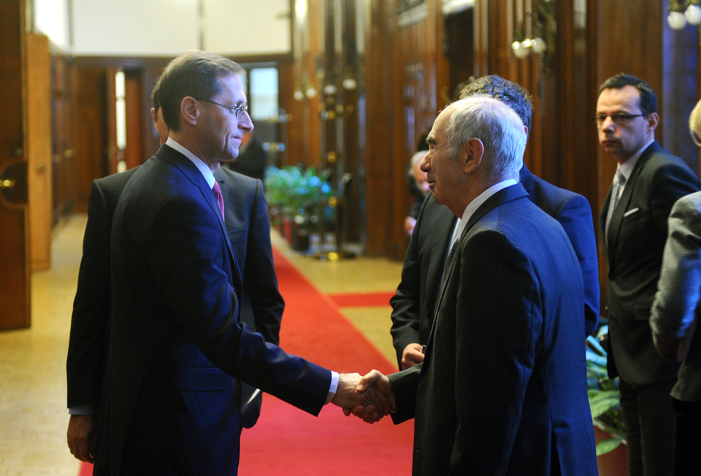 Varga Mihály nemzetgazdasági miniszter és Futó Péter, az MGYOSZ elnöke kézfogással pecsételték meg béralkujukat FOTÓ: MOLNÁR ÁDÁM