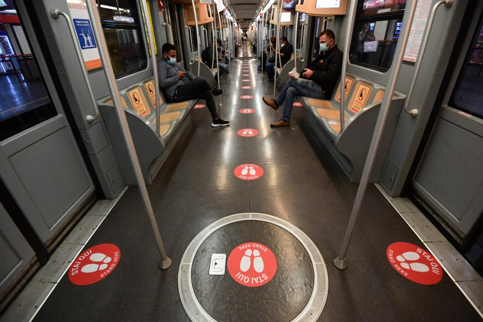 Távolságtartása figyelmeztető jelek a milánói metróban.